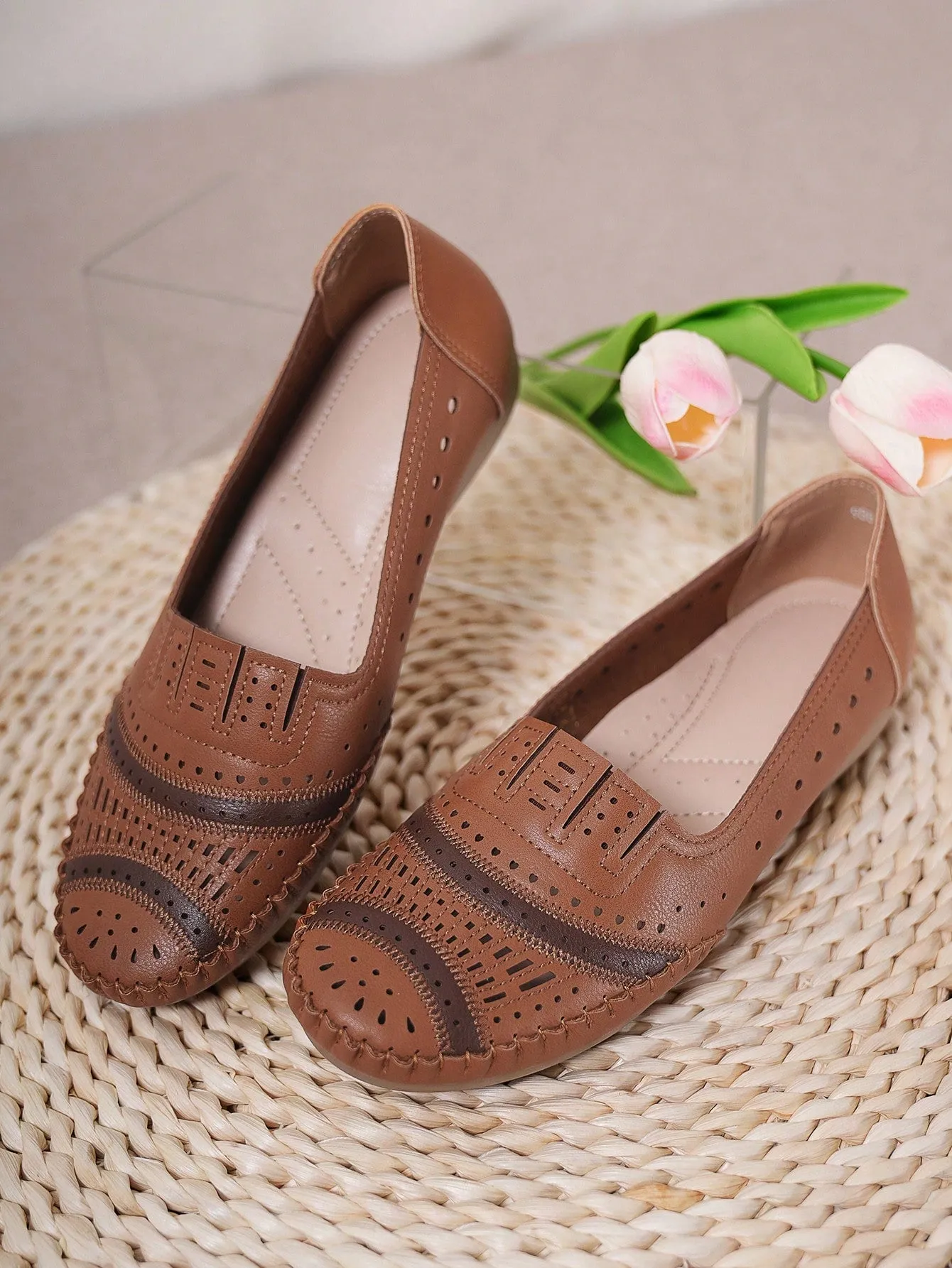 2024 New Arrival: Fashionable Hollow Out Flat Shoes for Women